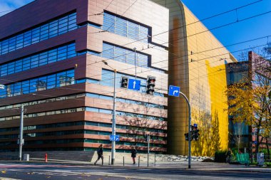 Wrocaw, Polonya - 16.11.2023: Ulusal Müzik Forumu büyük bir konser salonudur ve şehirde büyük topluluklar ve festivallere ev sahipliği yapar.