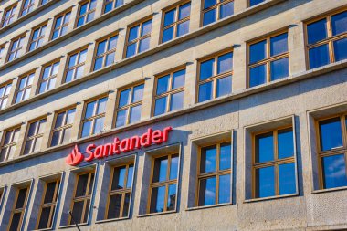 Wrocaw, Polonya - 16.11.2023: Santander Bank Polska SA, eski adıyla Zachodni WBK Wrocaw, Pozna ve Varşova merkezli bir Polonya evrensel bankasıdır.