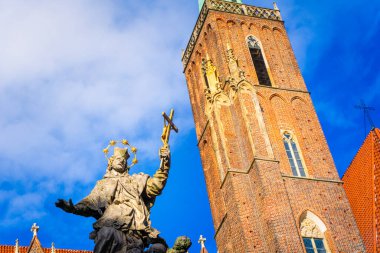 Wrocaw, Polonya - 16.11.2023: Collegiate Church of the Holy Cross ve St Bartholomew 'un önündeki St. John Nepomuk Anıtı