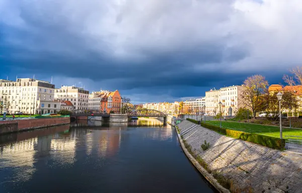 Wrocaw, Polonya - 16.11.2023: Wroclaw üzerinde dramatik bulutlar