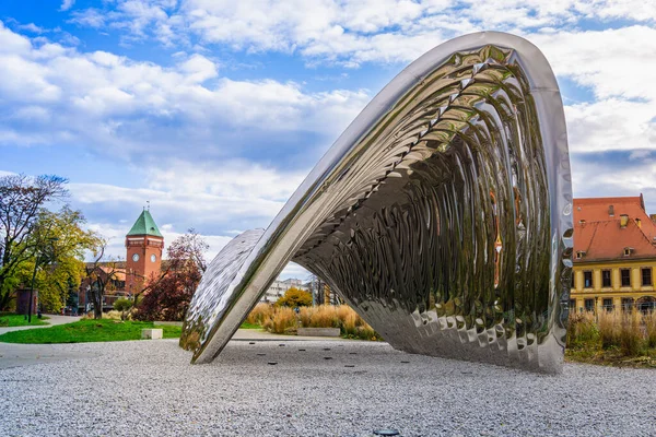 Wrocaw, Polonya - 16.11.2023: Daliowa Adası 'ndaki Wrocaw' da bulunan Oskar Ziba 'nın bir heykeli olan Nawa, Avrupa Kültür Başkenti' nin kutlamasıyla bağlantılı olarak yaratıldı..