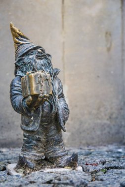 Wrocaw, Polonya - 08 Aralık 2023: Iconic Wrocaw Cücelerinden biri insanların bulması için tüm şehre yayılmış bir turistik cazibedir.