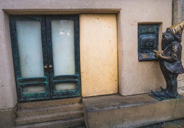 Wrocaw, Polonya - 08 Aralık 2023: Iconic Wrocaw Cücelerinden birinin adı Bankus. Cüceler, insanların bulması için tüm şehre yayılmış bir turistik cazibedir.