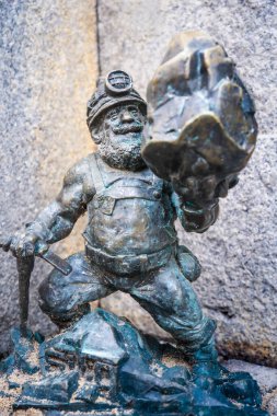 Wrocaw, Polonya - 08 Aralık 2023: Iconic Wrocaw Cücelerinden biri insanların bulması için tüm şehre yayılmış bir turistik cazibedir.