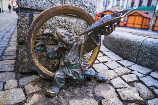 Wrocaw, Polonya - 08 Aralık 2023: TianTian adında bir cüce, Taichi 'nin uçurtma uçurmasına geleneksel bir isim verdi. Iconic Wrocaw Dwarfs tüm şehre yayılmış bir turistik ilgi odağı.