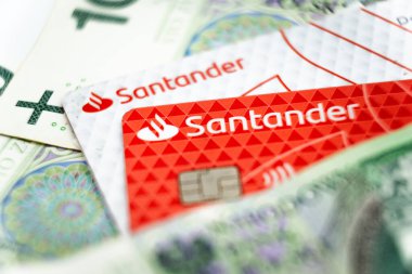 wabrzych, poland - 11.12.2023: Polonya zloti banknotları arasında yer alan bir kredi kartında Santander Bank Polska SA logosu. Santander Bank Polska SA, Polonya 'nın en büyük bankalarından biri.