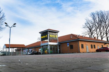 Walbrzych, Polonya - 29.12.2023: Netto Danimarka, Almanya ve Polonya 'da faaliyet gösteren indirimli bir süpermarkettir.