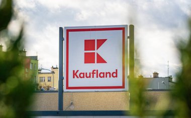 Walbrzych, Polonya - 29.12.2023: Kaufland, Alman hipermarket zinciri.