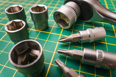 Yeşil arkaplanda çeşitli bitleri olan tork tornavidasına yakın çekim