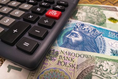 Polonya Zoty banknotunu hesap makinesi ekonomik kriz konseptiyle kapatın. Yeni yıl fiyat artışı yüksek vergiyle