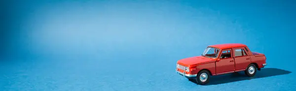 Kırmızı Oyuncak Araba Mavi Arka Planda Izole Edildi Stok Fotoğraf