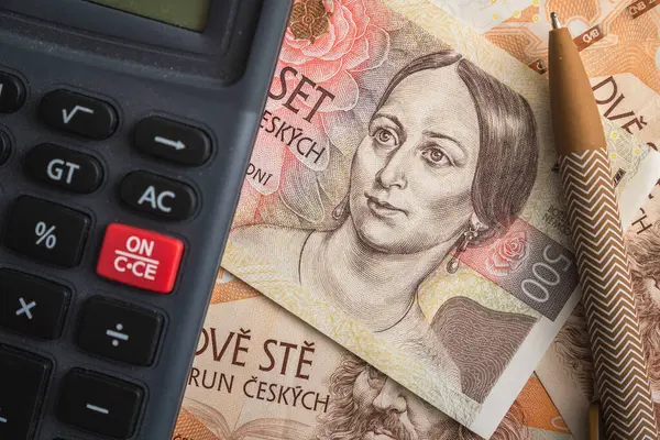 Çek kraliyet banknotlarının tepesindeki hesap makinesi, enflasyonla ilgili bir kavramda mali hesaplamaları ve bütçeyi sembolize ediyor