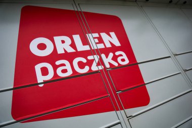 Wabrzych, poland - 22 Nisan 2024: Orlen Paczka Paketi kurye paketleri toplama ve gönderme hizmeti