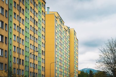 Şehir manzarasında yan yana yükselen iki modern yüksek bina. Yapılar parlak ve etkileyici, mimari simetri ve tasarım sergileniyor. Binalar gökyüzüne karşı çarpıcı bir görsel zıtlık oluşturuyor..