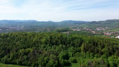 Polonya 'da bir tepenin üstünde gözcü kulesi var. İlkbaharda vadide bir dağ kenti ile çevrili.