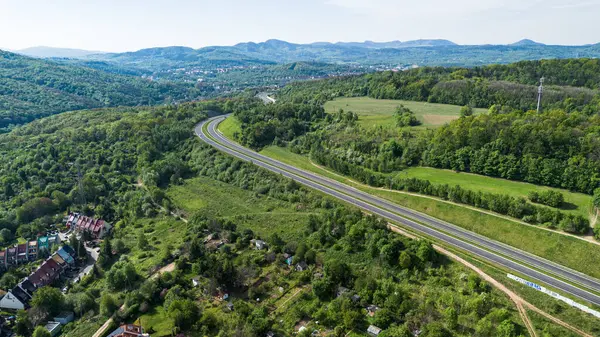 Sarmal bir yol dağlardaki engebeli araziyi oyuyor.