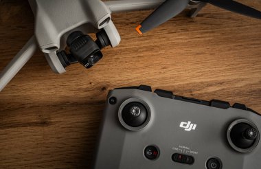 Walbrzych, Polonya - 7 Mayıs 2024: Dji Drone ve DJI ticari insansız hava araçları üreticisi