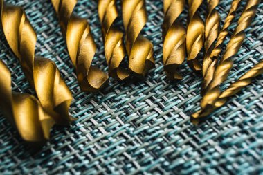 Bir bez yüzey üzerinde düzgünce düzenlenmiş matkap ve vida bitleri koleksiyonu yakın çekim görüntüsü