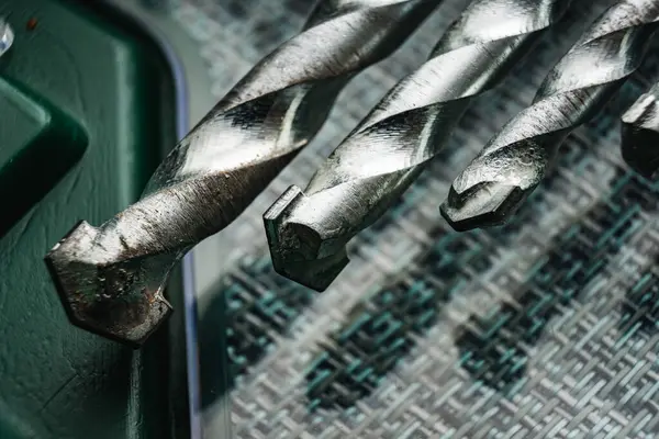 Bir Mekanik Ayarda Metal matkapları Kapat