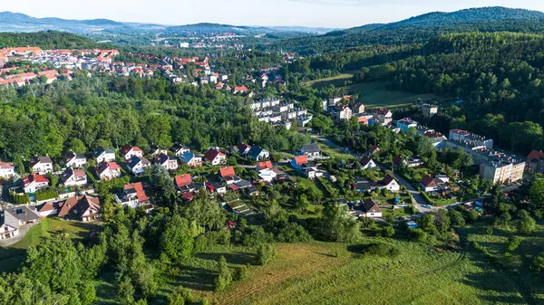 Dağlarla çevrili Walbrzych köyünün havadan görünüşü