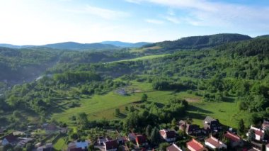 Sabahın erken saatlerinde tepelik çevrede küçük bir elektrik santraline doğru uçuyorlar.