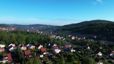 Walbrzych şehrinin Nowe miasto bölgesine doğru uçan insansız hava aracı görüntüleri. Avrupa 'nın yeşil tepelerdeki havadan görüntüsü.