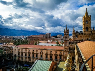 Palermo, Sicilya, İtalya. 10 Ocak 2018: Uzaktaki Dağlarla Palermo Katedrali Çatı Manzarası