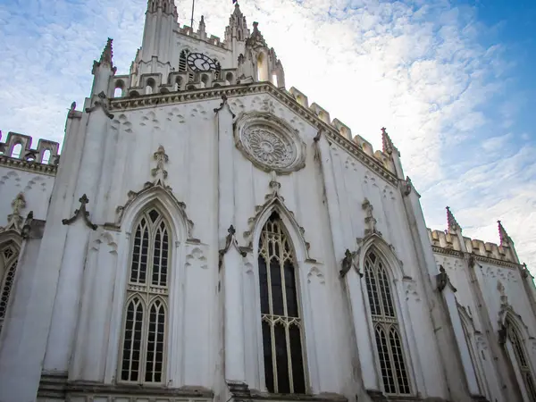 Kolkata, Batı Bengal, Hindistan. 16 Kasım 2013: Kolkata, Hindistan 'da St. Pauls Katedrali