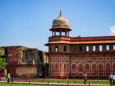 Agra, Hindistan - 29 Ekim 2013: Agra Kalesi manzarası, UNESCO Dünya Mirası Alanı, Agra, Uttar Pradesh, Hindistan.
