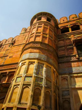 Agra, Hindistan - 29 Ekim 2013: Hindistan 'ın Uttar Pradesh kentindeki Agra Kalesi' ndeki kırmızı kumtaşı kulesinin yakın görüntüsü.