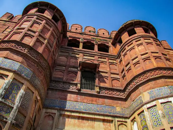 Agra, Hindistan - 29 Ekim 2013: Bu fotoğraf Uttar Pradesh, Hindistan 'daki Agra Kalesi' nin kırmızı kumtaşı kulelerinin yakın görüntülerini sergiliyor.