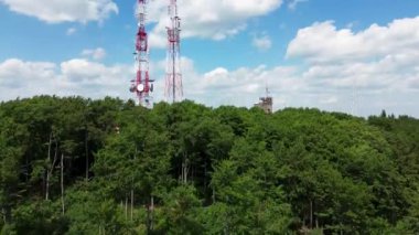 Orman Bölgesindeki İletişim Kulelerinin Hava Görüntüsü