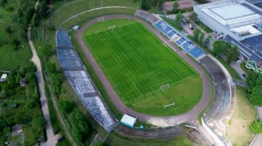 Kırsal bir alanda çalışan bir futbol stadyumunun hava görüntüsü