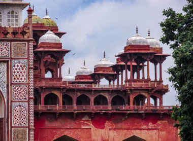 Sikandra, Agra, Hindistan - 5 Ekim 2013: Karmaşık bir şekilde oyulmuş Akbar Mezarı 'nın kırmızı kumtaşı terası