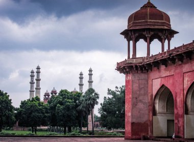 Sikandra, Agra, Hindistan - 5 Ekim 2013: Akbar Mezar Girişi