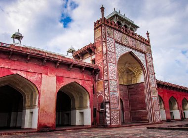 Sikandra, Agra, Hindistan - 5 Ekim 2013: Akbar Mezarı 'ndaki Süsleme Kapısı, Sikandra, Agra