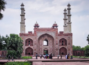 Sikandra, Agra, Hindistan - 5 Ekim 2013: Akbar Mezarı Giriş, Sikandra, Agra