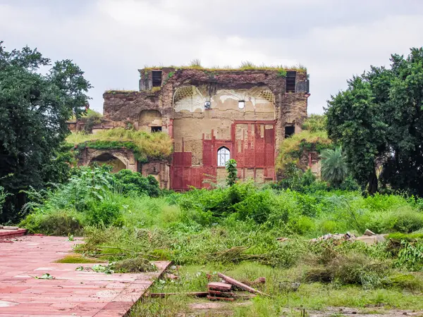 Stock image Sikandra, Agra, India - 5 October 2013: Overgrown Wall Of Akbars Tomb In Sikandra