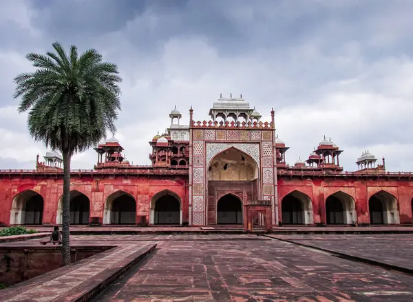 Sikandra, Agra, Hindistan - 5 Ekim 2013: Akbar Mezar Bahçesi