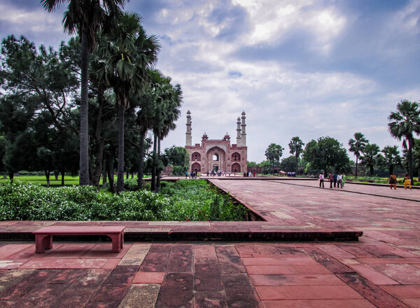 Санджандра, Агра, Индия - 5 ноября 2013 года: Вид на гробницу Акбарса в Санджандре, Агра