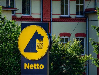 Wabrzych, Polonya - 06.15.2024: Danimarka, Almanya ve Polonya 'da faaliyet gösteren ucuz bir süpermarket olan Netto.