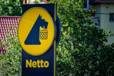 Wabrzych, Polonya - 06.15.2024: Danimarka, Almanya ve Polonya 'da faaliyet gösteren ucuz bir süpermarket olan Netto.