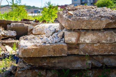 Kentsel Peyzaj 'da Aşırı Büyümüş Beton Harabeleri