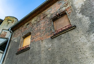 Eski Tuğla Binası 'nın pencerelerine oluklu tahta çakılmış.