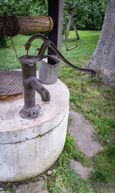 Güneşli bir günde Kırsal Bahçede Eski El Pompası Kuyusu