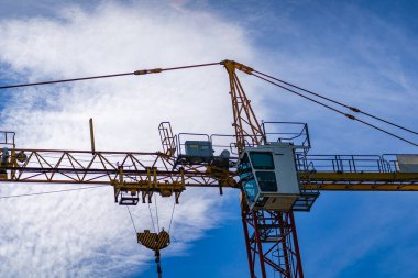 Mavi Gök 'e Karşı Beyaz Taksili İnşaat Turnası