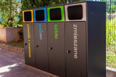 Avrupa 'da Plastik, Kağıt, Cam ve Karışık Atık İçin Geri Dönüşüm Kutuları