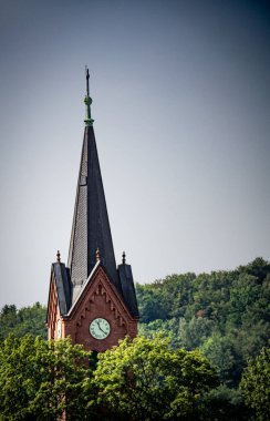 Arka planda Saat ve Ağaçları Olan Uzun Kilise Çanı