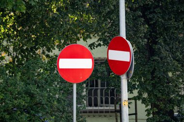 Yeşil Ağaçların Önündeki Direkte İki Kırmızı Giriş Yok İşareti