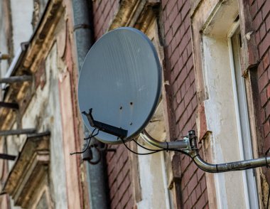 Brick Binasına Uydu Tabağı Bağlandı